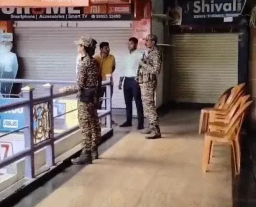 रेड की तस्वीर रेड की तस्वीर