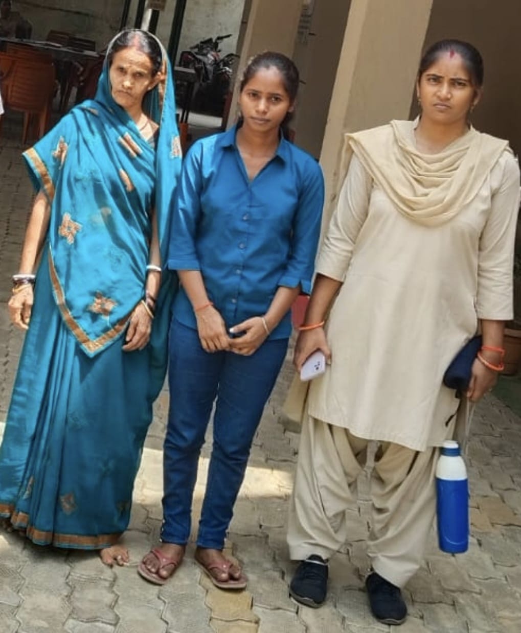 गिरफ्तार मां बेटी गिरफ्तार मां बेटी