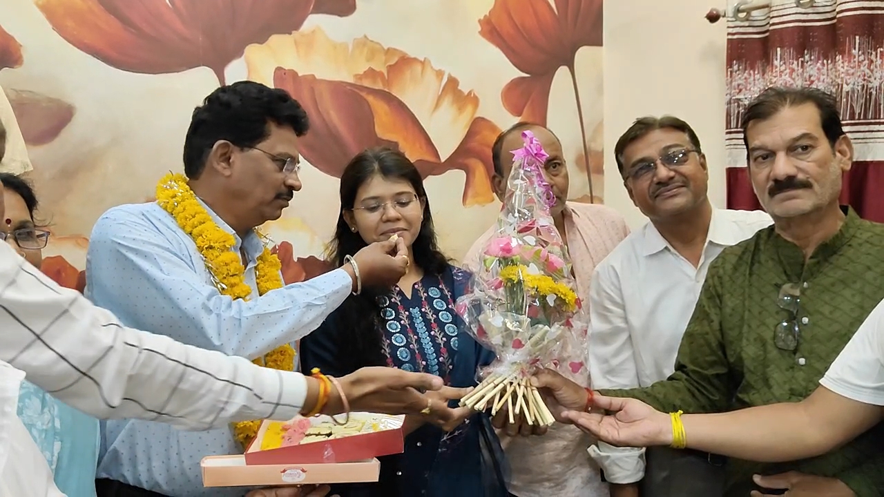 *रूपल को बढ़ाई देते परिजन* *रूपल को बढ़ाई देते परिजन*