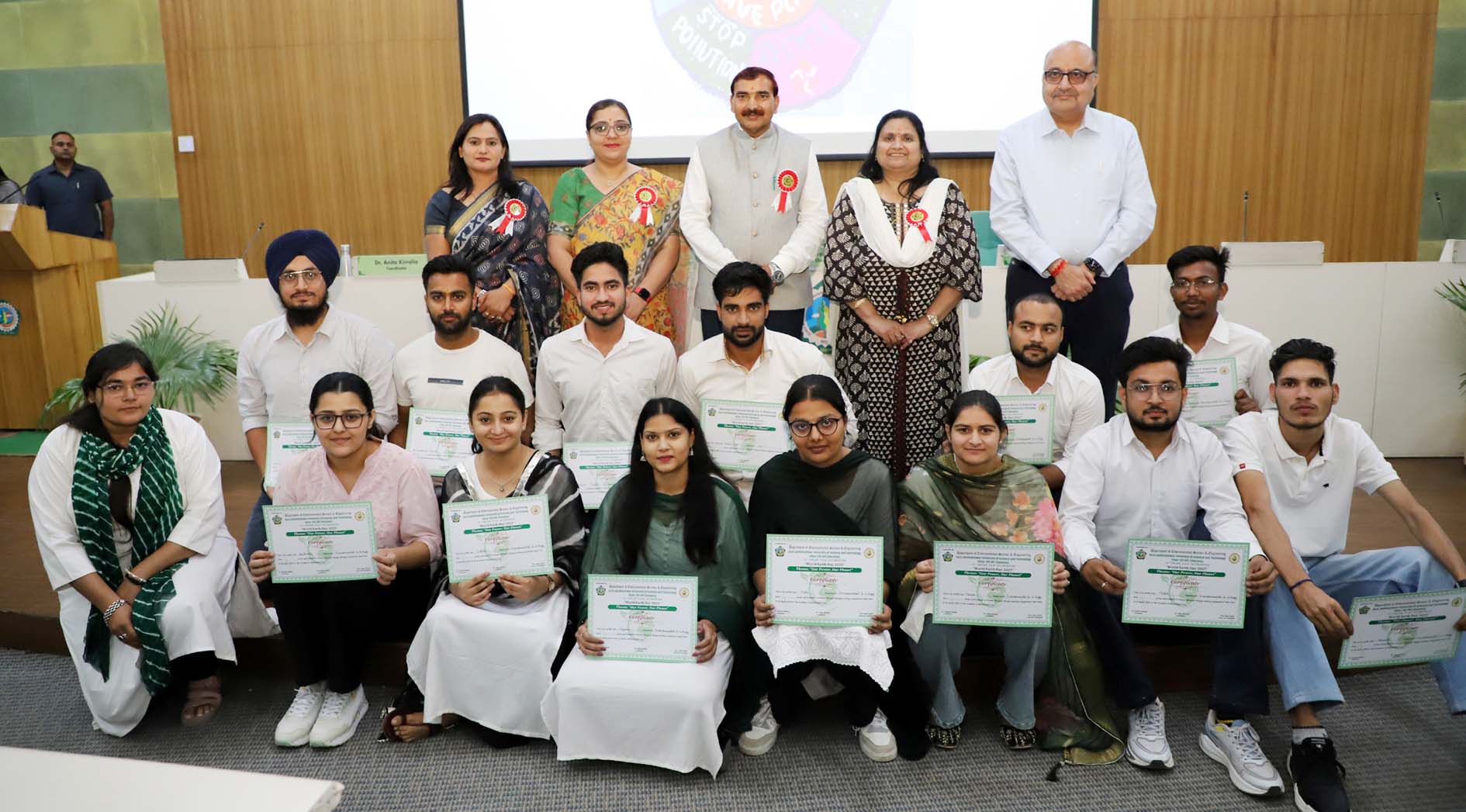 लघु नाटिका प्रस्तुत करने वाले विद्यार्थियों को सम्मानित करते कुलपति प्रो. नरसीराम बिश्नोई। लघु नाटिका प्रस्तुत करने वाले विद्यार्थियों को सम्मानित करते कुलपति प्रो. नरसीराम बिश्नोई।