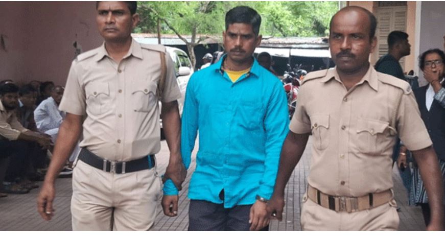 आरोपित पति को अदालत ले जाती पुलिस आरोपित पति को अदालत ले जाती पुलिस