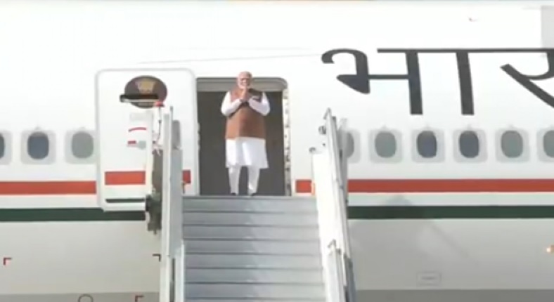 प्रधानमंत्री नरेन्द्र मोदी सऊदी अरब रवाना होने से कुछ क्षण पहले। प्रधानमंत्री नरेन्द्र मोदी सऊदी अरब रवाना होने से कुछ क्षण पहले।