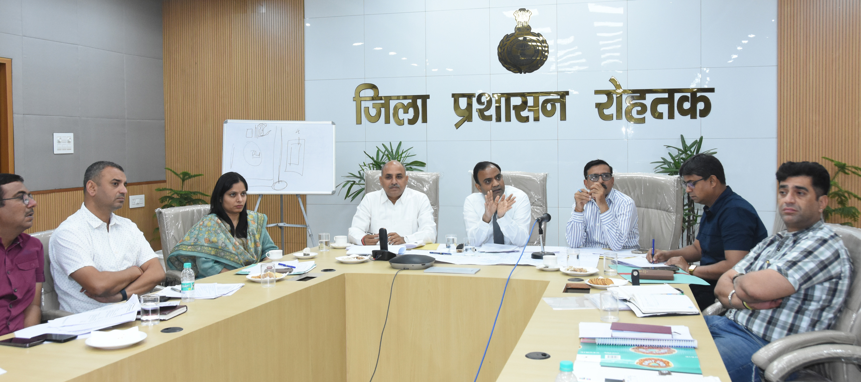 अधिकारी व पार्षदों के साथ बैठक करते उपायुक्त। अधिकारी व पार्षदों के साथ बैठक करते उपायुक्त।