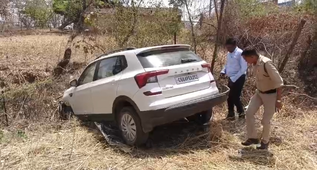 गढ्ढे में जा गिरी एसडीएम की कार। गढ्ढे में जा गिरी एसडीएम की कार।