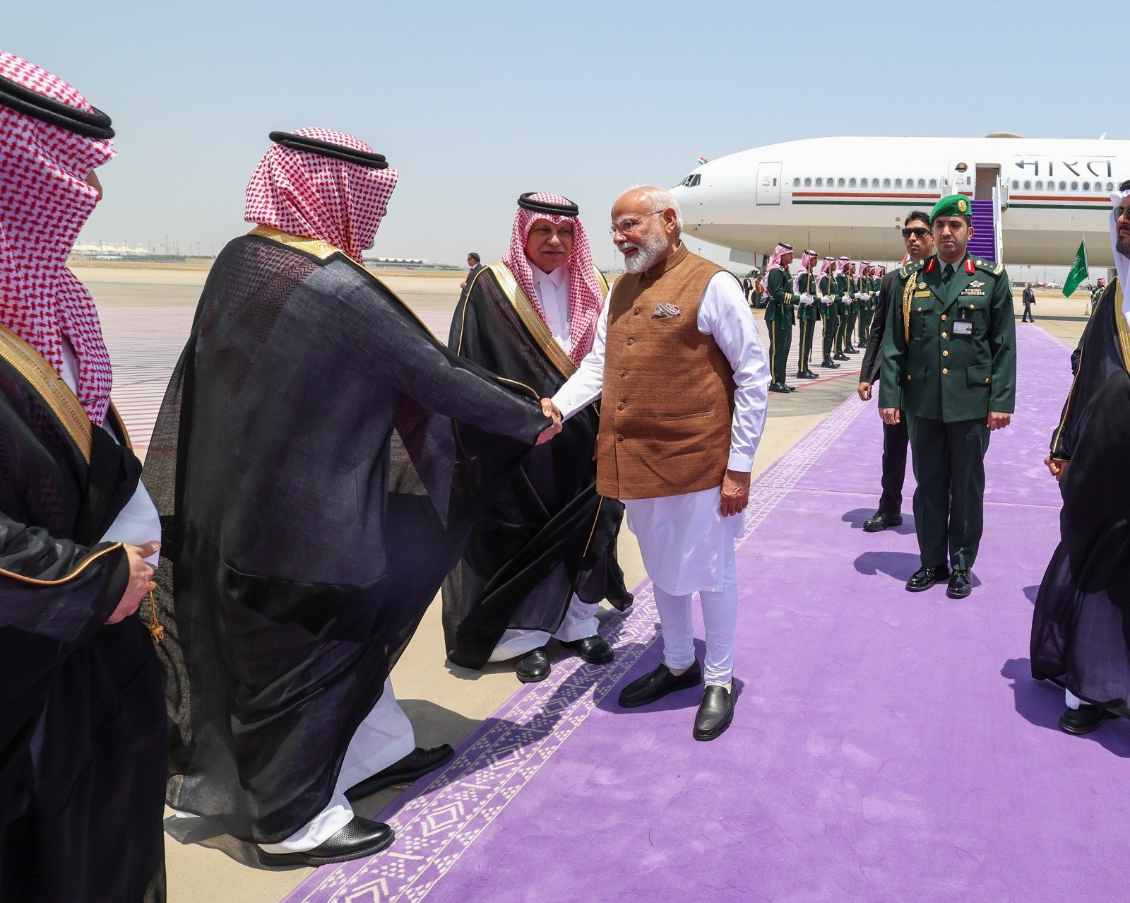 प्रधानमंत्री नरेन्द्र मोदी का मंगलवार को सऊदी अरब के जेद्दा पहुंचने पर स्वागत करते मक्का के डिप्टी-गवर्नर प्रिंस सऊद बिन मिशाल बिन अब्दुलअजीज अल सऊद प्रधानमंत्री नरेन्द्र मोदी का मंगलवार को सऊदी अरब के जेद्दा पहुंचने पर स्वागत करते मक्का के डिप्टी-गवर्नर प्रिंस सऊद बिन मिशाल बिन अब्दुलअजीज अल सऊद