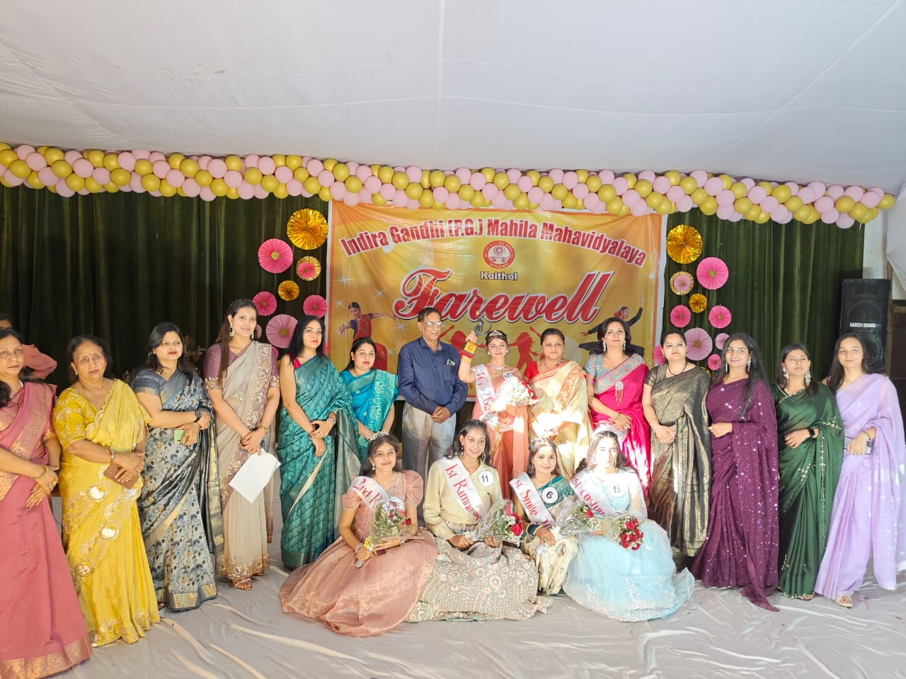 मुख्यातिथि को सम्मानित करते हुए कॉलेज प्रबंधक। मुख्यातिथि को सम्मानित करते हुए कॉलेज प्रबंधक।