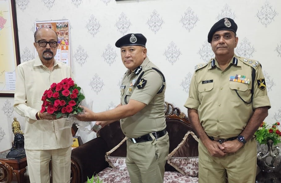 राज्यपाल रमेन डेका से राजभवन में छत्तीसगढ़ एंटी नक्सल ऑपरेशन सीमा सुरक्षा बल अतिरिक्त महानिदेशक टेकवांग नामग्याल सौजन्य भेंट करते हुए राज्यपाल रमेन डेका से राजभवन में छत्तीसगढ़ एंटी नक्सल ऑपरेशन सीमा सुरक्षा बल अतिरिक्त महानिदेशक टेकवांग नामग्याल सौजन्य भेंट करते हुए