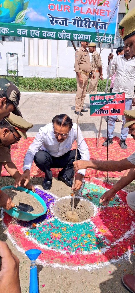 पौधरोपित करते हुए एडीएम पौधरोपित करते हुए एडीएम