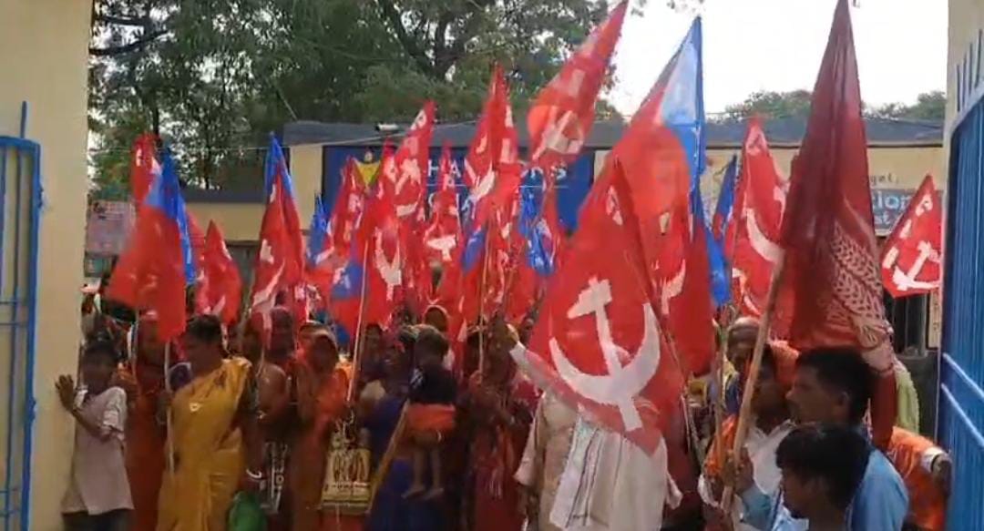 प्रदर्शन करते लोग प्रदर्शन करते लोग