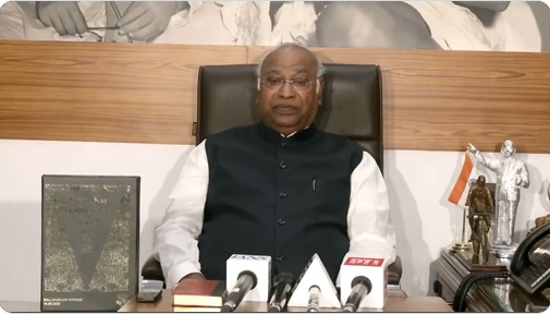नई दिल्लीः सोमवार को कांग्रेस पार्टी की पांच सूत्री मांगों को लेकर पत्रकारों से बातचीत करते पार्टी अध्यक्ष मल्लिकार्जुन खरगे नई दिल्लीः सोमवार को कांग्रेस पार्टी की पांच सूत्री मांगों को लेकर पत्रकारों से बातचीत करते पार्टी अध्यक्ष मल्लिकार्जुन खरगे