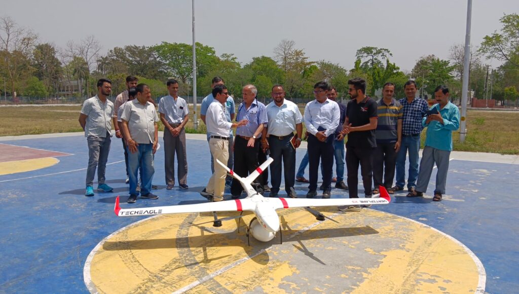 हल्द्वानी मेडिकल कॉलेज से दवाई लेकर ड्रोन हल्द्वानी मेडिकल कॉलेज से दवाई लेकर ड्रोन