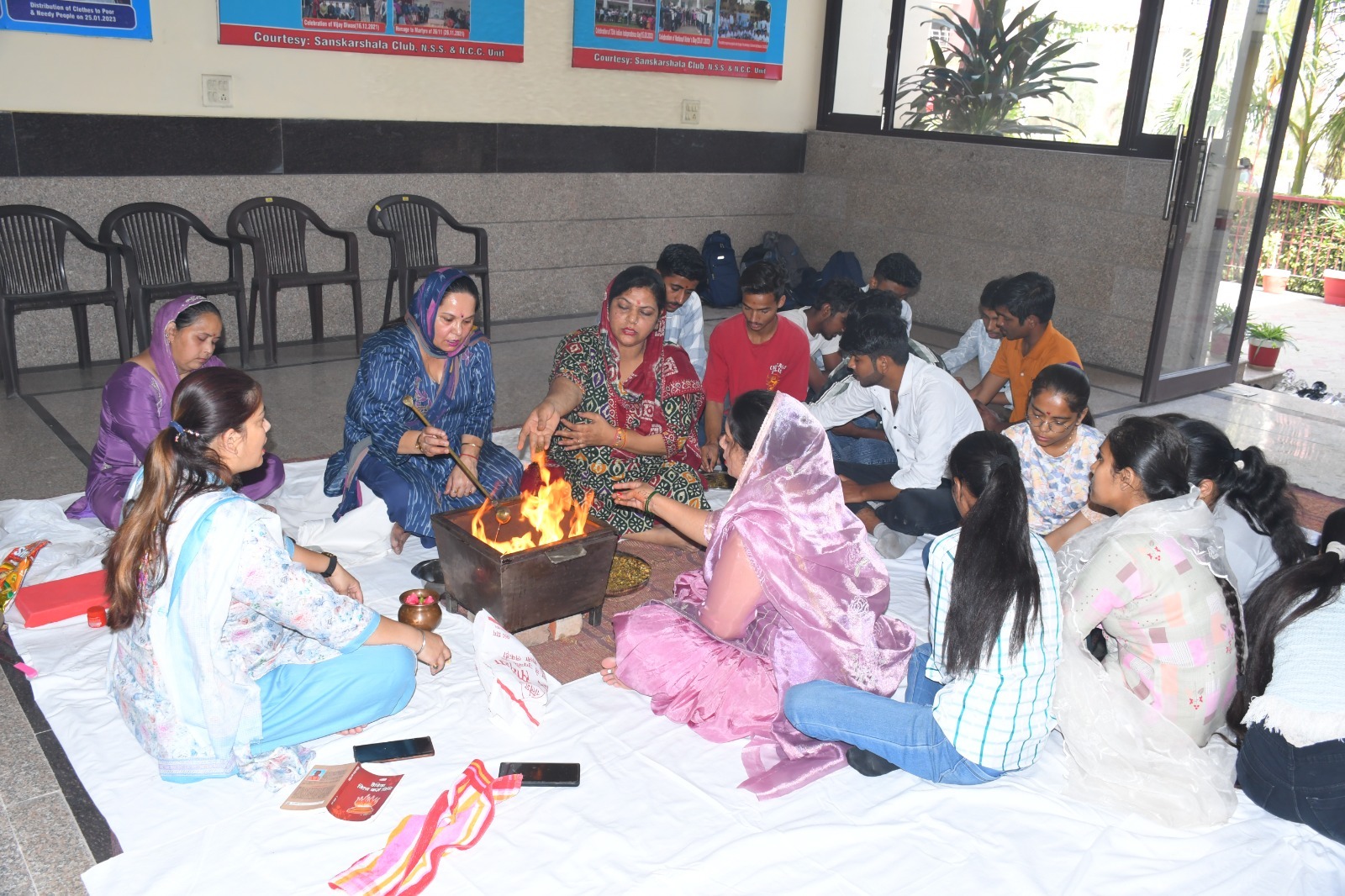 पानीपत के आईबी महाविद्यालय में हवन यज्ञ करते स्टाफ व विद्यार्थी पानीपत के आईबी महाविद्यालय में हवन यज्ञ करते स्टाफ व विद्यार्थी
