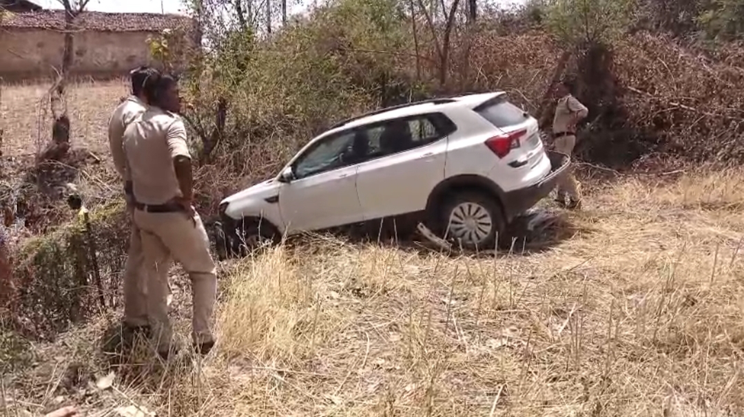 पुलिस ने स्थानीय लोगों की सहायता से बाहर निकाली कार। पुलिस ने स्थानीय लोगों की सहायता से बाहर निकाली कार।