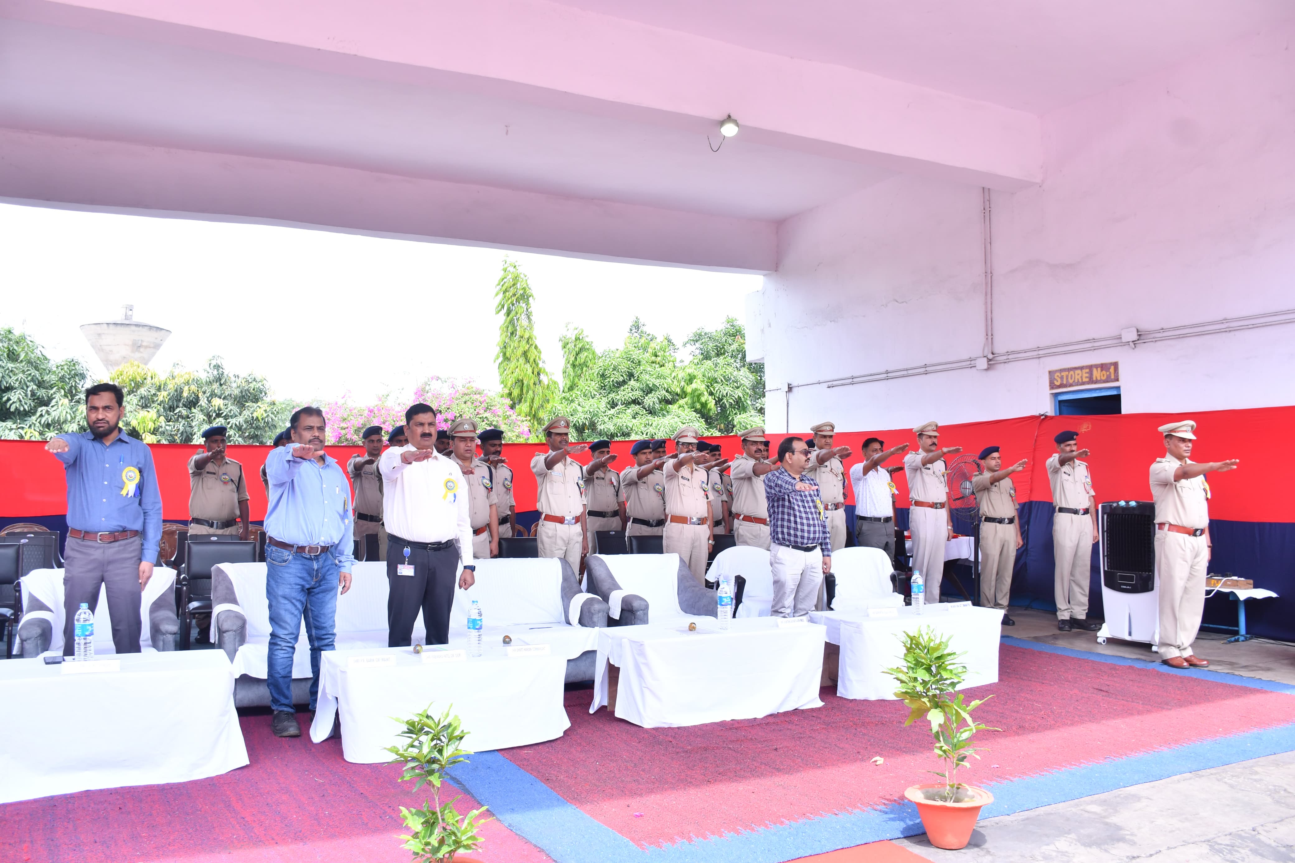 शपथ लेते अधिकारी और कर्मचारी शपथ लेते अधिकारी और कर्मचारी