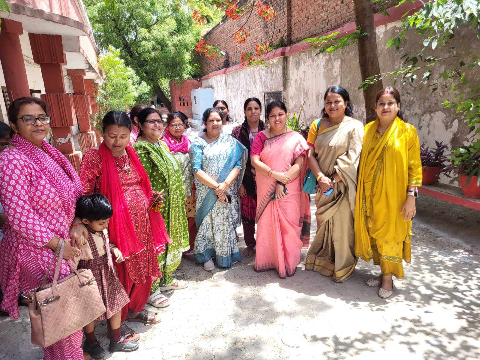 कार्यक्रम में भाग लेने पहुंची महिलाएं व नगर पालिका की  कॉलेज की शिक्षिकाएं