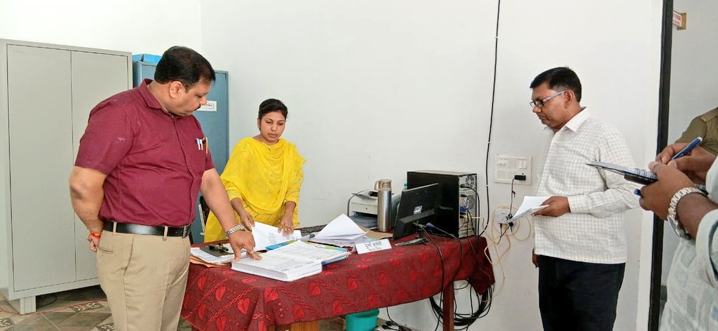 निरीक्षण करते जिला अधिकारी निरीक्षण करते जिला अधिकारी