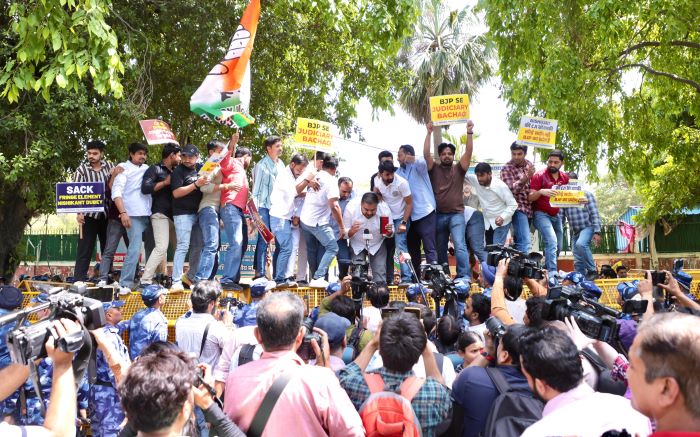 नई दिल्लीः भाजपा सांसद निशिकांत दुबे के विवादित बयान के विरोध में मंगलवार को रायसीना रोड स्थित भारतीय युवा कांग्रेस मुख्यालय के बाहर प्रदर्शन करते यूथ कांग्रेस के कार्यकर्ता नई दिल्लीः भाजपा सांसद निशिकांत दुबे के विवादित बयान के विरोध में मंगलवार को रायसीना रोड स्थित भारतीय युवा कांग्रेस मुख्यालय के बाहर प्रदर्शन करते यूथ कांग्रेस के कार्यकर्ता
