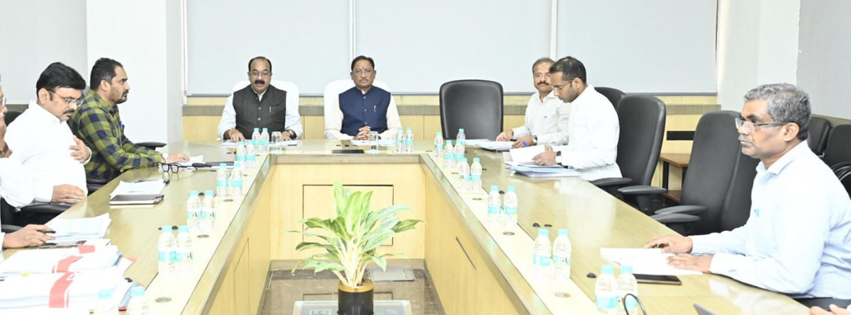 मुख्यमंत्री साय लोक स्वास्थ्य यांत्रिकी विभाग के कामकाज की समीक्षा करते मुख्यमंत्री साय लोक स्वास्थ्य यांत्रिकी विभाग के कामकाज की समीक्षा करते