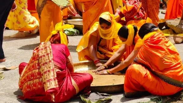 तिल के तेल की पिराेई करती महिलाएं।    फाइल फाेटाे