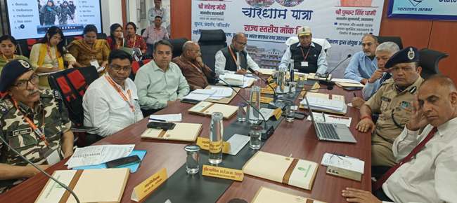चारधाम यात्रा काे लेकर मंथन करते अथिकारी। चारधाम यात्रा काे लेकर मंथन करते अथिकारी।
