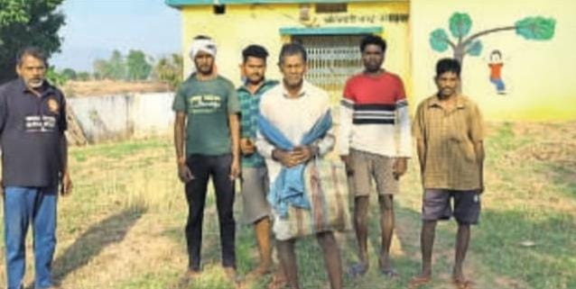 आंगनबाड़ी केंद्र के बाहर ग्रामीण। आंगनबाड़ी केंद्र के बाहर ग्रामीण।