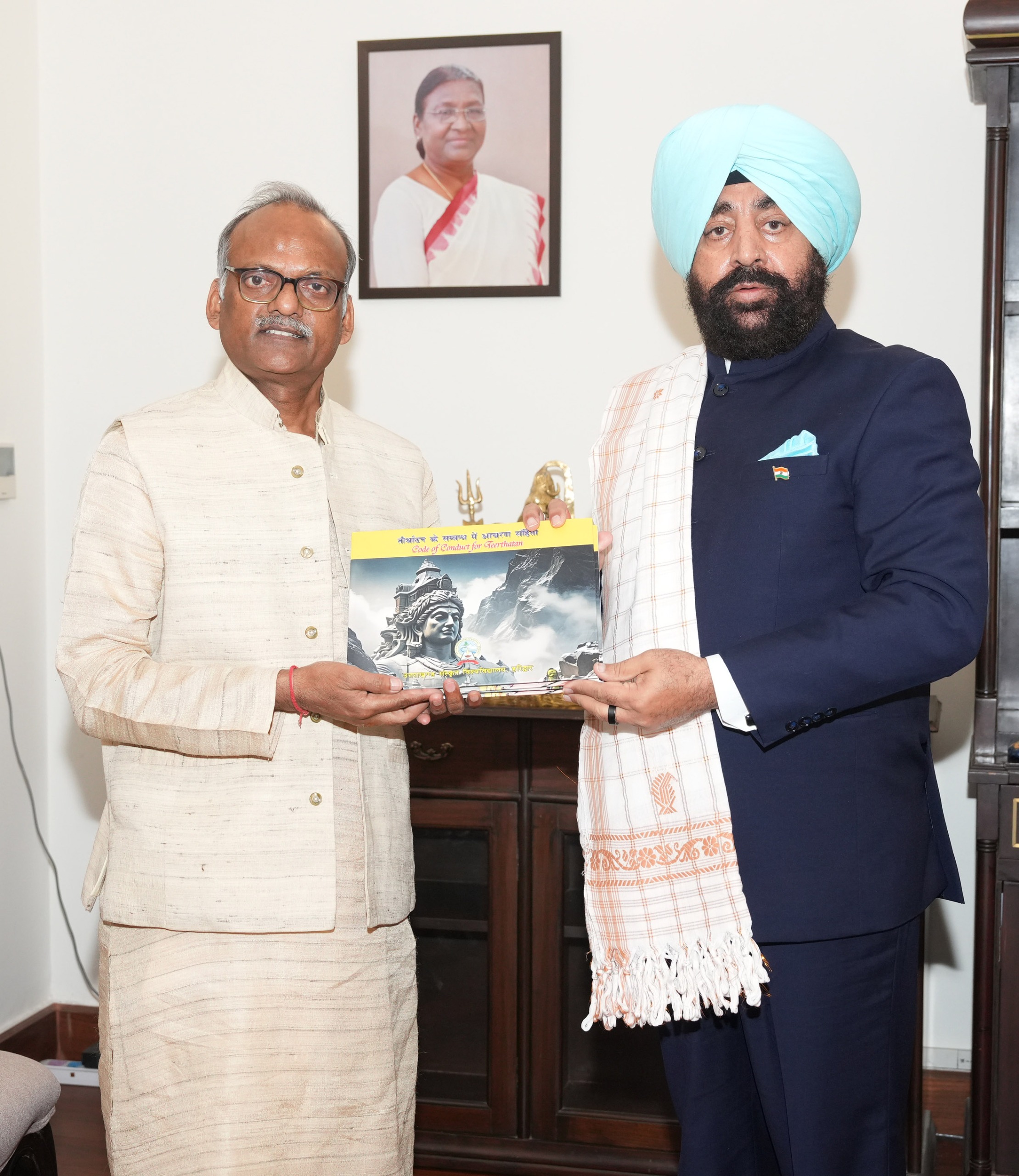राज्यपाल से भेंट करते संस्कृत विवि के कुलपति। राज्यपाल से भेंट करते संस्कृत विवि के कुलपति।