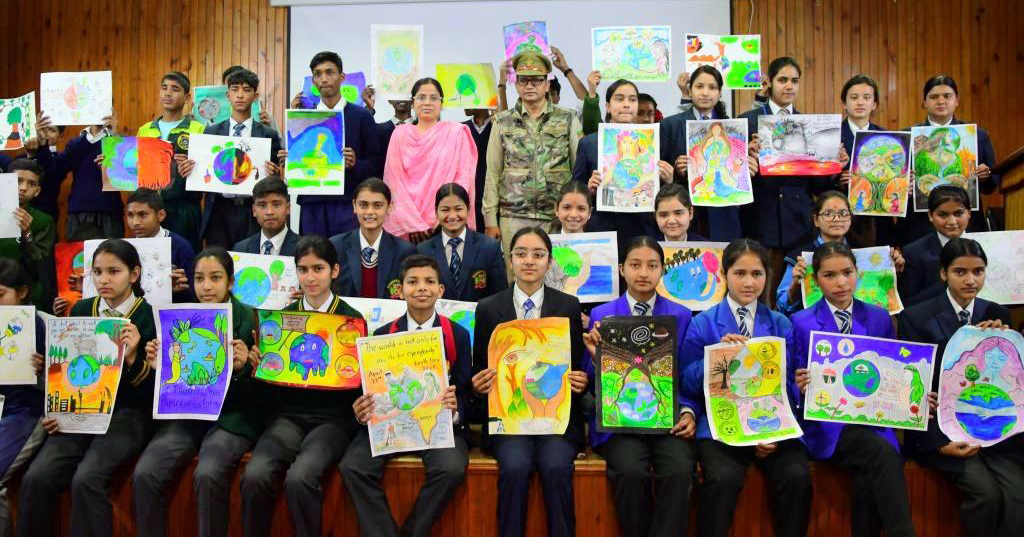 नैनीताल प्राणी उद्यान में पृथ्वी दिवस पर अपने बनाये पोस्टरों के साथ प्रतिभागी बच्चे। नैनीताल प्राणी उद्यान में पृथ्वी दिवस पर अपने बनाये पोस्टरों के साथ प्रतिभागी बच्चे।