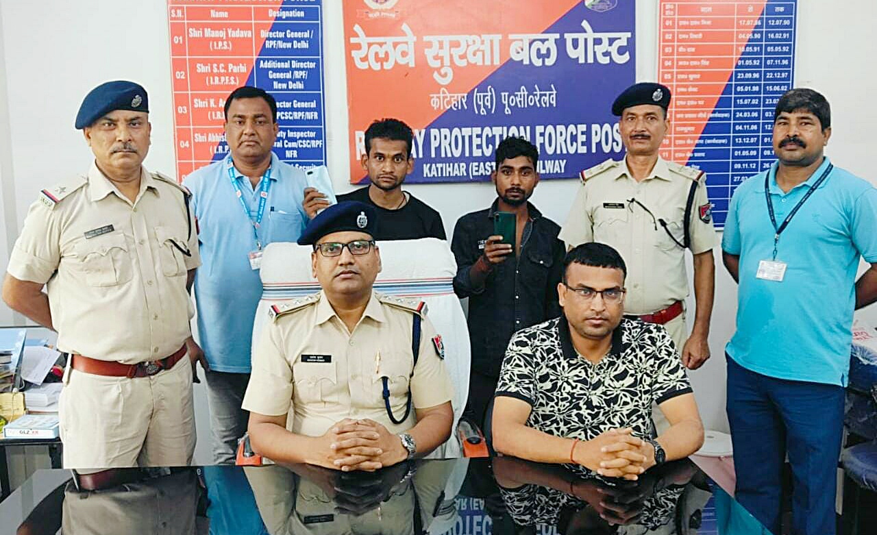 आरपीएफ के गिरफ्त में मोबाइल चोर आरपीएफ के गिरफ्त में मोबाइल चोर