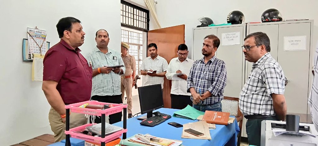 मौजूद कर्मचारियों को हिदायत देते मौजूद कर्मचारियों को हिदायत देते