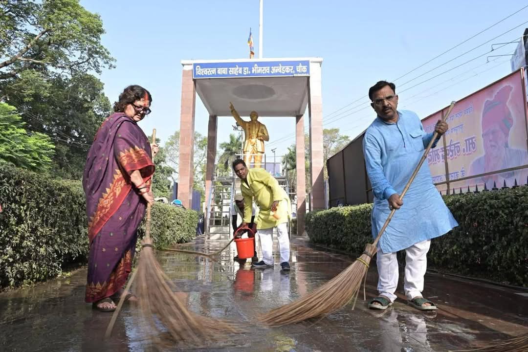 सीएसए में अम्बेडकर प्रतिमा स्थल की सफाई करते भाजपा पदाधिकारी सीएसए में अम्बेडकर प्रतिमा स्थल की सफाई करते भाजपा पदाधिकारी