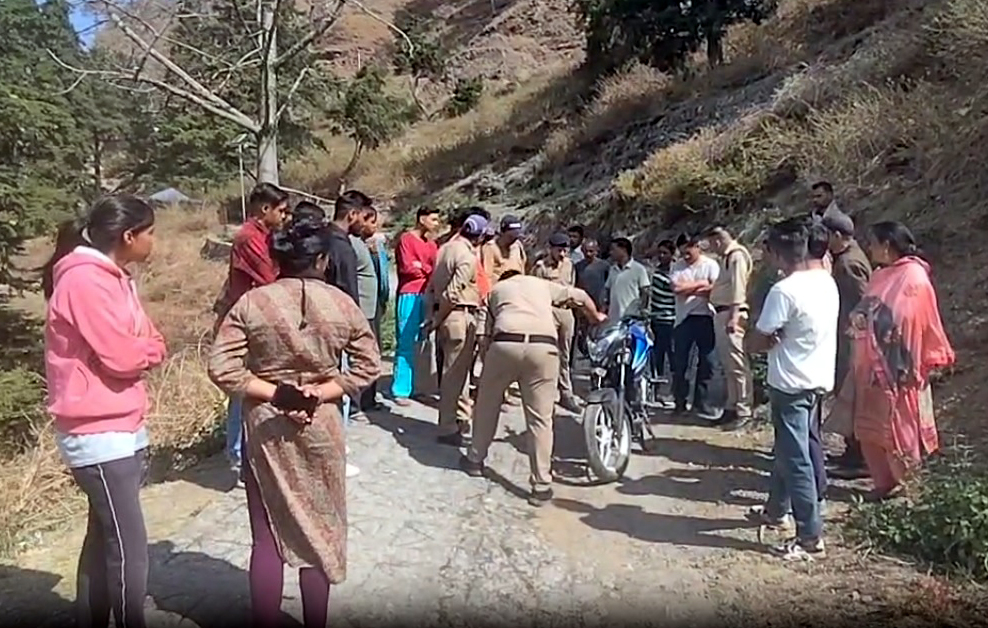 दुुर्घटनास्थल की जांच करती पुलिस कर्मी। दुुर्घटनास्थल की जांच करती पुलिस कर्मी।