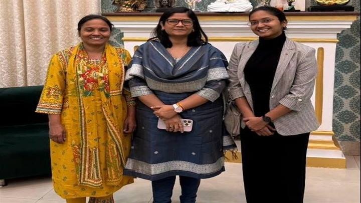 आयुषी ने अपनी माताजी के साथ पहुँचकर कलेक्टर रुचिका चौहान से मुलाकात की आयुषी ने अपनी माताजी के साथ पहुँचकर कलेक्टर रुचिका चौहान से मुलाकात की