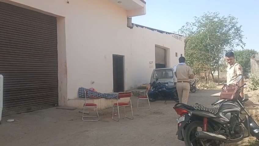 चित्तौड़गढ़ शहर के कोतवाली थाना क्षेत्र में आने वाले एक गोदाम से पुलिस ने पकड़ा नकली घी। चित्तौड़गढ़ शहर के कोतवाली थाना क्षेत्र में आने वाले एक गोदाम से पुलिस ने पकड़ा नकली घी।