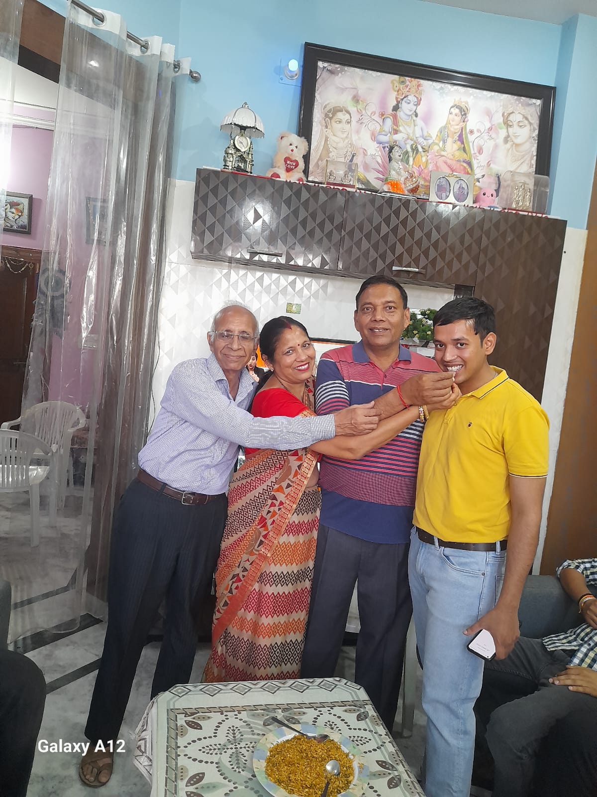आदित्य अग्रवाल व उनके परिजनों को बधाई देते रवा सेक्टर 2 के सचिव राजकुमार अरोड़ा आदित्य अग्रवाल व उनके परिजनों को बधाई देते रवा सेक्टर 2 के सचिव राजकुमार अरोड़ा