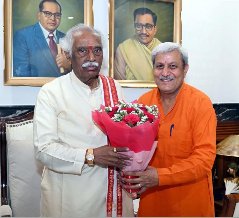 राज्यपाल बंडारू दत्तात्रेय राज्य रेडक्रास सोसायटी के महासचिव को गुलदस्ता भेंट करते हुए। राज्यपाल बंडारू दत्तात्रेय राज्य रेडक्रास सोसायटी के महासचिव को गुलदस्ता भेंट करते हुए।