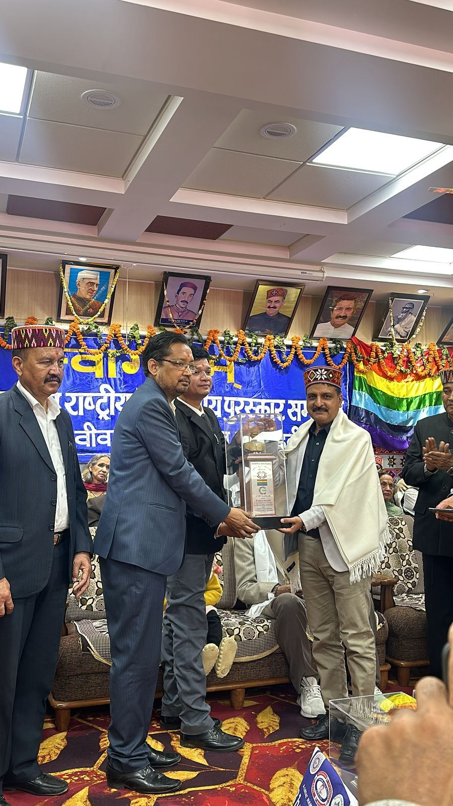प्रोफेसर आदित्य कांत को सम्मानित करते हुए। प्रोफेसर आदित्य कांत को सम्मानित करते हुए।