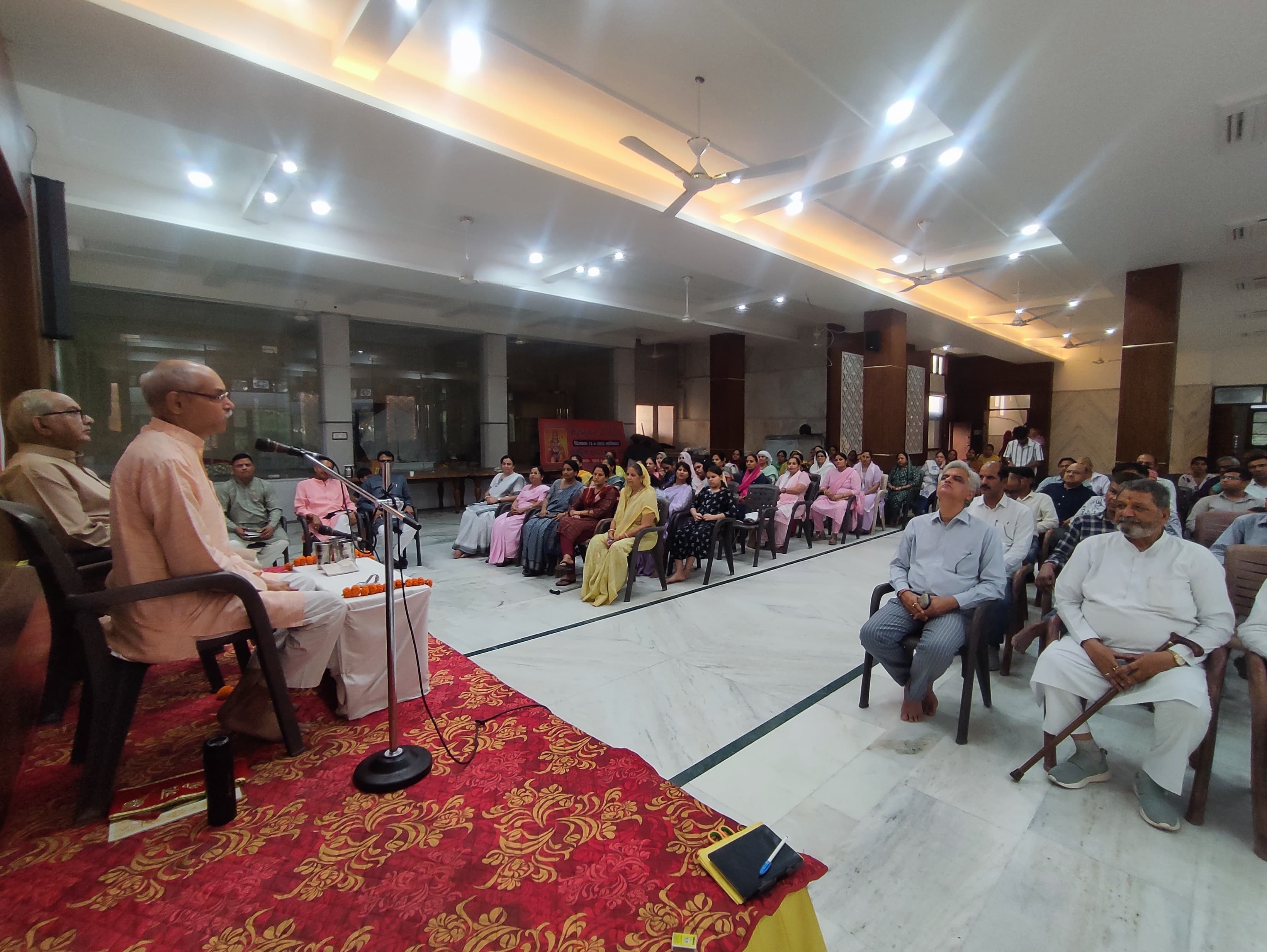 सेक्टर-15 स्थित गीता मंदिर प्रांगण में राष्ट्रीय स्वयंसेवक संघ द्वारा ''कुटुंब प्रबोधन'' कार्यक्रम में उपस्थित परिवारजनों को उद्बोधन देते हुए अखिल भारतीय संयोजक रविंद्र जोशी साथ में डॉ. अरविंद सूद। सेक्टर-15 स्थित गीता मंदिर प्रांगण में राष्ट्रीय स्वयंसेवक संघ द्वारा ''कुटुंब प्रबोधन'' कार्यक्रम में उपस्थित परिवारजनों को उद्बोधन देते हुए अखिल भारतीय संयोजक रविंद्र जोशी साथ में डॉ. अरविंद सूद।