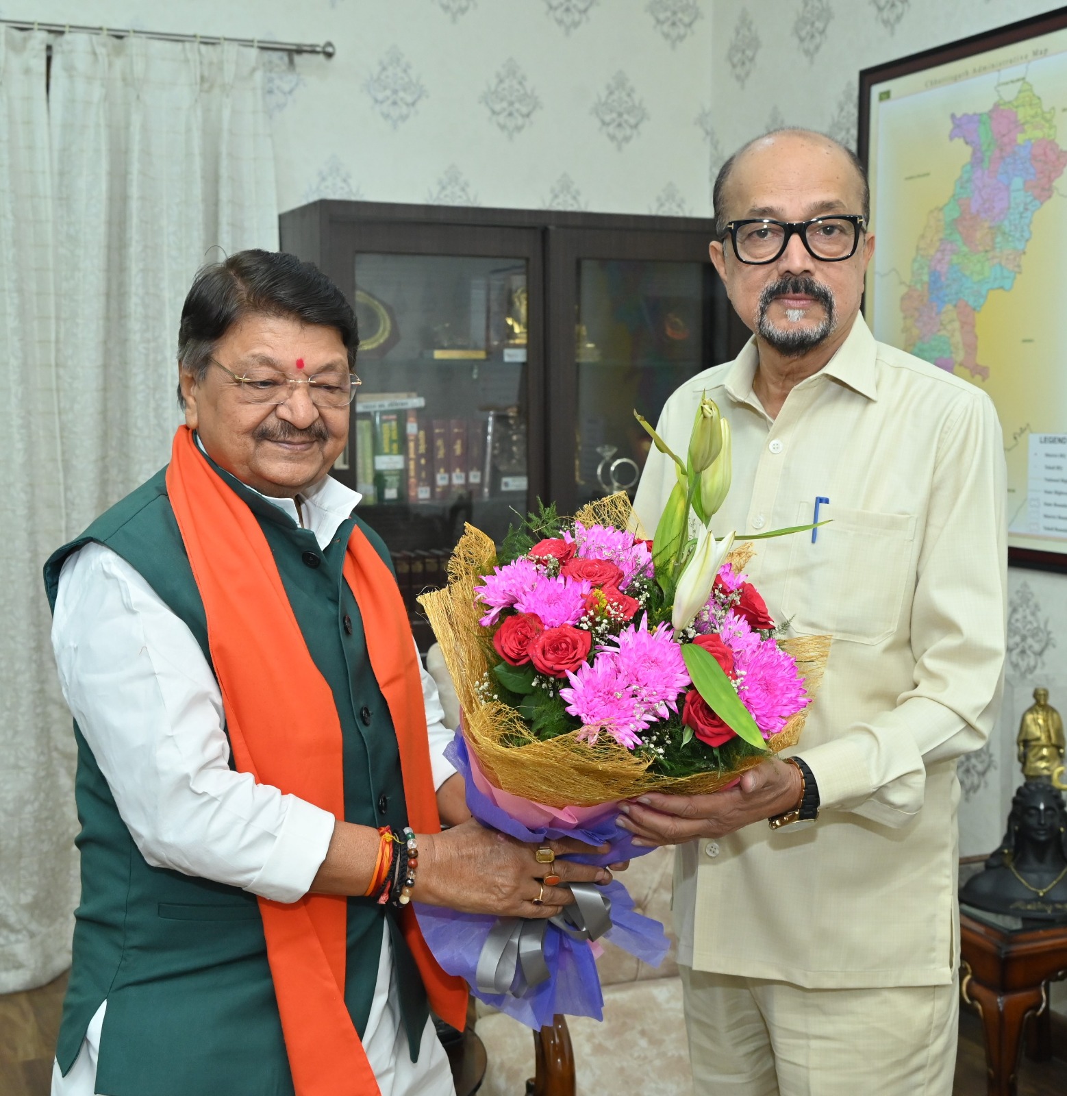 राज्यपाल रमेन डेका से राजभवन में मध्य प्रदेश के केबिनेट मंत्री कैलाश विजयवर्गीय सौजन्य भेंट करते हुए राज्यपाल रमेन डेका से राजभवन में मध्य प्रदेश के केबिनेट मंत्री कैलाश विजयवर्गीय सौजन्य भेंट करते हुए