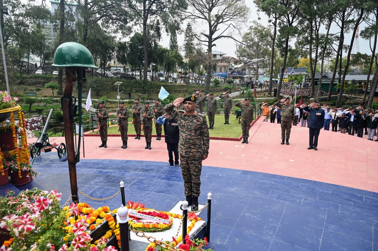 श्रंद्धाजलि अर्पित करते हुए सेना कमांडर। श्रंद्धाजलि अर्पित करते हुए सेना कमांडर।