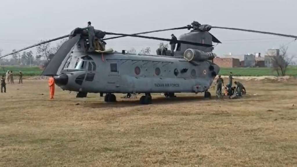 यमुनाेत्री धाम के पास चिनूक हेलीकाॅप्टर की लैंडिंग। यमुनाेत्री धाम के पास चिनूक हेलीकाॅप्टर की लैंडिंग।