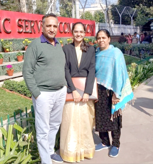 अपने माता-पिता के साथ सिमरन। अपने माता-पिता के साथ सिमरन।