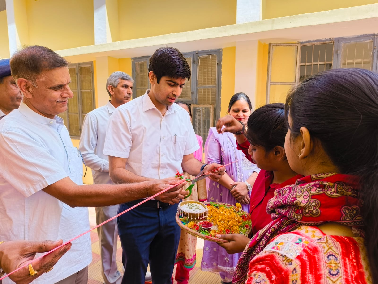 डीसी अभिषेक मीणा प्रशासनिक खण्ड का उद्घाटन करते हुए। डीसी अभिषेक मीणा प्रशासनिक खण्ड का उद्घाटन करते हुए।