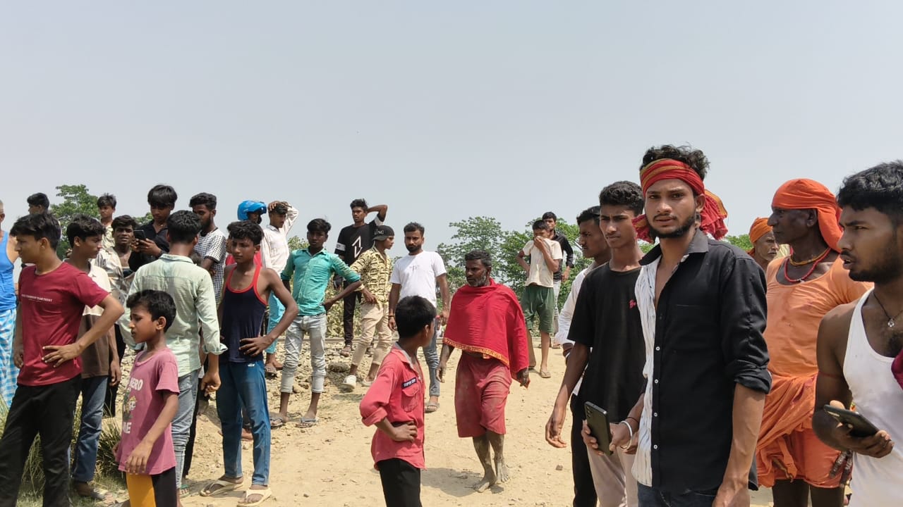 घटना स्थल पर जुटी लोगो की भीड़ घटना स्थल पर जुटी लोगो की भीड़