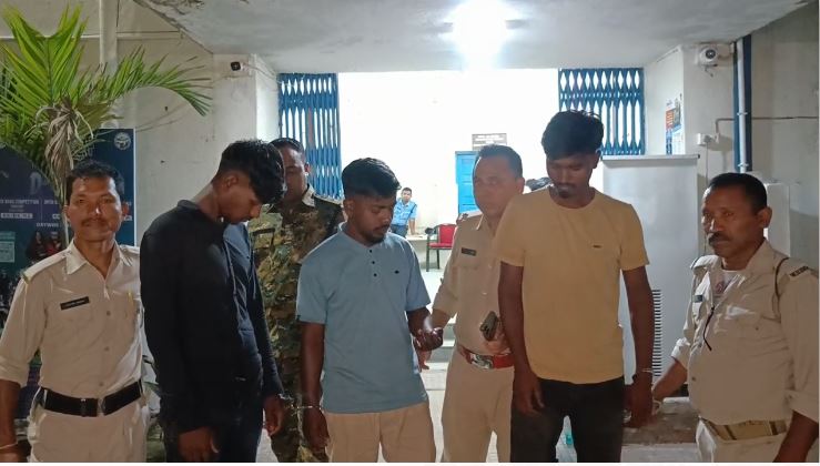 नाबालिग लड़की से सामूहिक दुष्कर्म के आरोप में तीन गिरफ्तार नाबालिग लड़की से सामूहिक दुष्कर्म के आरोप में तीन गिरफ्तार