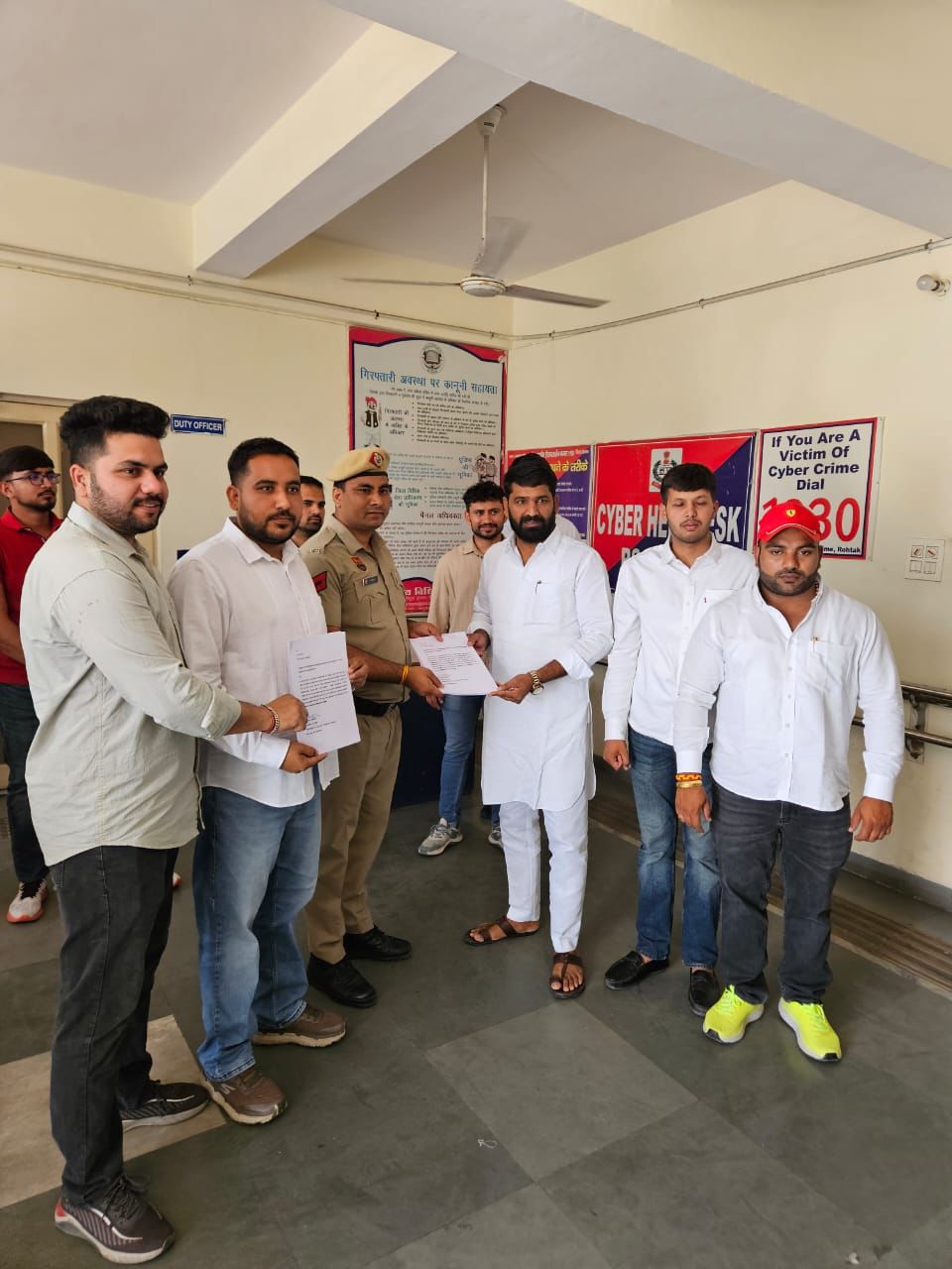 एमडीयू के कुलपति के खिलाफ थाने में शिकायत दर्ज करवाते छात्र नेता प्रदीप देशवाल एमडीयू के कुलपति के खिलाफ थाने में शिकायत दर्ज करवाते छात्र नेता प्रदीप देशवाल