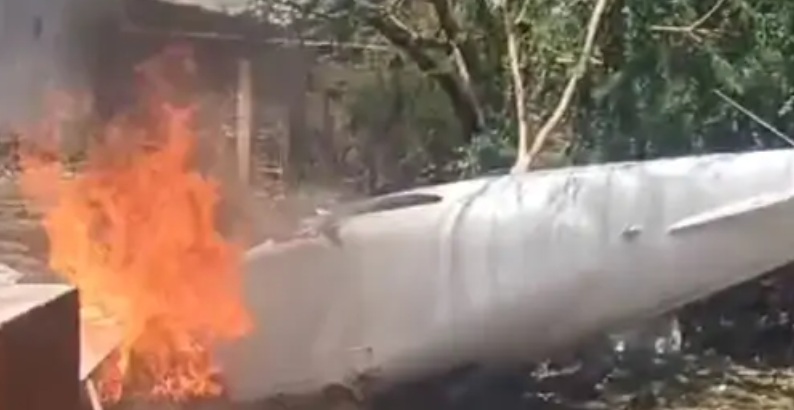 अमरेली के गिरिया रोड पर आवासीय क्षेत्र में मंगलवार को ट्रेनिंग सेंटर का प्लेन क्रैश हो गया। अमरेली के गिरिया रोड पर आवासीय क्षेत्र में मंगलवार को ट्रेनिंग सेंटर का प्लेन क्रैश हो गया।