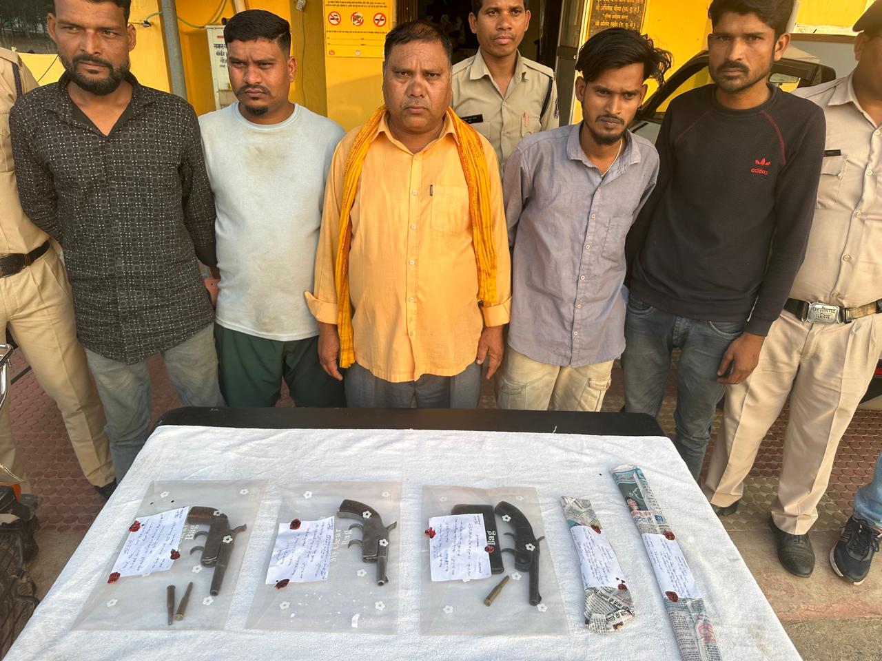 पुलिस के द्वारा पकड़े गए आरोपी और असला पुलिस के द्वारा पकड़े गए आरोपी और असला