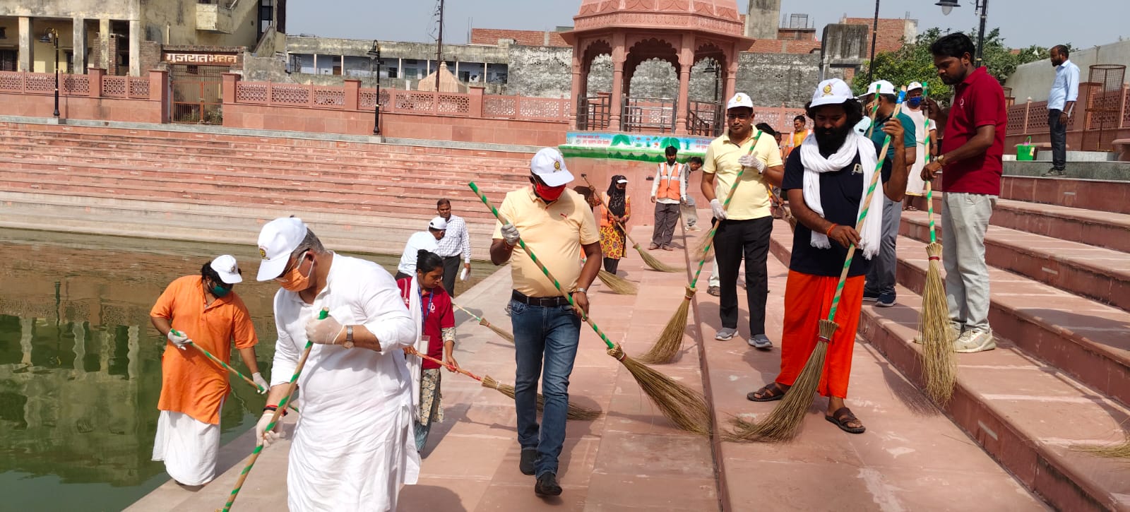 पृथ्वी दिवस पर की गई अयोध्या के कुंडों की विशेष सफाई पृथ्वी दिवस पर की गई अयोध्या के कुंडों की विशेष सफाई