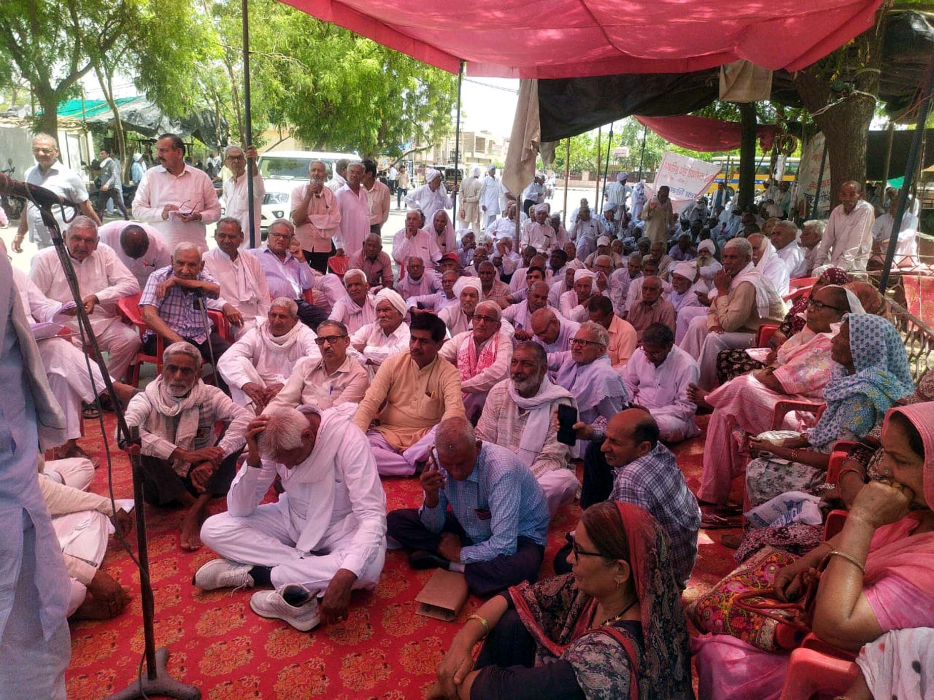 लघु सचिवालय के बाहर धरने पर बैठे रिटायर्ड कर्मचारी। लघु सचिवालय के बाहर धरने पर बैठे रिटायर्ड कर्मचारी।