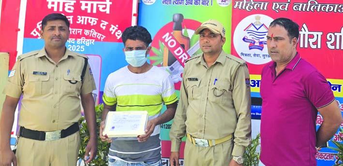 पुलिस गिरफ्त में आरोपित पुलिस गिरफ्त में आरोपित